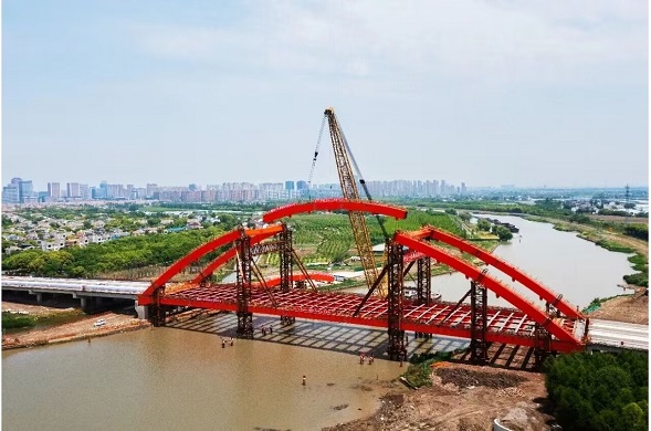 沿滬大道對接勝利路新建工程喜迎新節(jié)點(diǎn) ——跨吳淞江大橋拱肋順利合龍